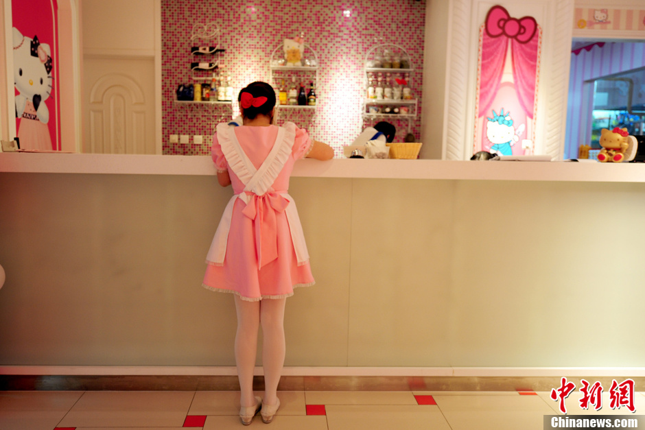 China's first Hello Kitty theme restaurant was launched in the capital. Expectedly, it's all pink and sweet inside the restaurant, authorized by the Japanese parent company Sanrio. The tablecloth is pink, as are the chairs, ceiling and floor, even the lamp light shines soft and rosy. Waiters are in white shirts with a red bow and blue rompers, while waitresses wear pink dresses. 