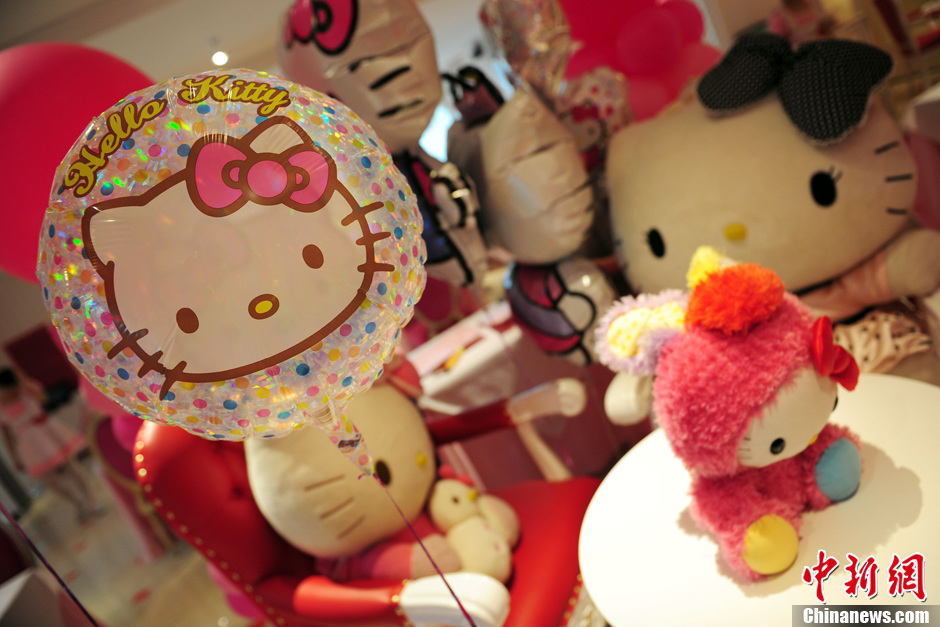 China's first Hello Kitty theme restaurant was launched in the capital. Expectedly, it's all pink and sweet inside the restaurant, authorized by the Japanese parent company Sanrio. The tablecloth is pink, as are the chairs, ceiling and floor, even the lamp light shines soft and rosy. Waiters are in white shirts with a red bow and blue rompers, while waitresses wear pink dresses. 