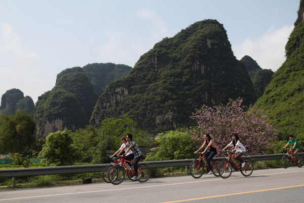 Cycling along the country roads. [Photo/chinadaily.com.cn] 