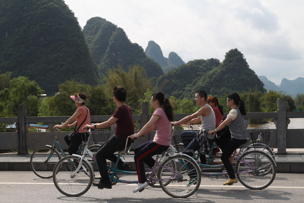 Cycling along the country roads. [Photo/chinadaily.com.cn] 