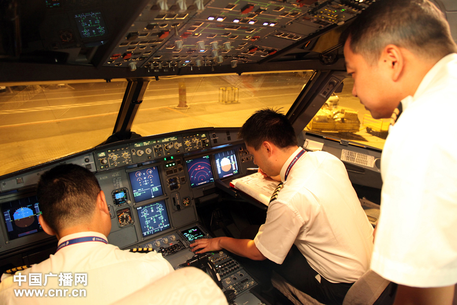 Pilots conduct pre-flight system checkups as Air China readies its first direct flight from Chengdu to Mumbai on May 2, 2012. [www.cnr.cn]