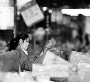 A worker clears up parcels at Shentong Express Company's distribution center in Guangzhou, in South China's Guangdong province. [Xinhua]