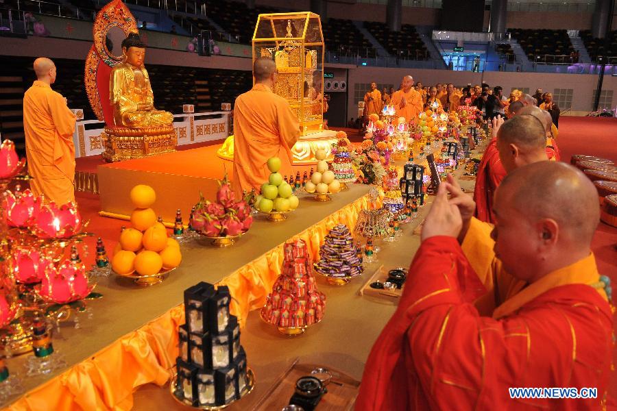 people-worship-buddha-s-parietal-bone-relic-in-macao-china-cn