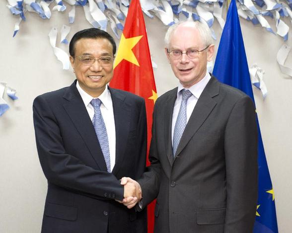 Chinese Vice Premier Li Keqiang (L) meets with European Union Council President Herman Van Rompuy in Brussels, Belgium, May 3, 2012. [Huang Jingwen/Xinhua] 