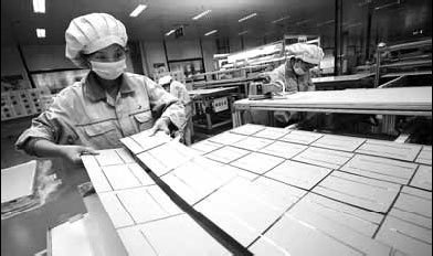 Workers assemble solar photovoltaic battery parts, which will be exported to the European Union, at a factory in Lianyungang, Jiangsu province. [China Daily] 