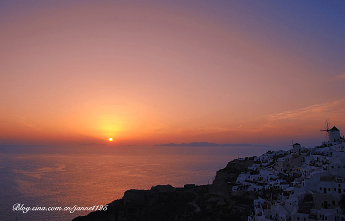 Photo shows a sunset view of Greece. [Sina.cn]