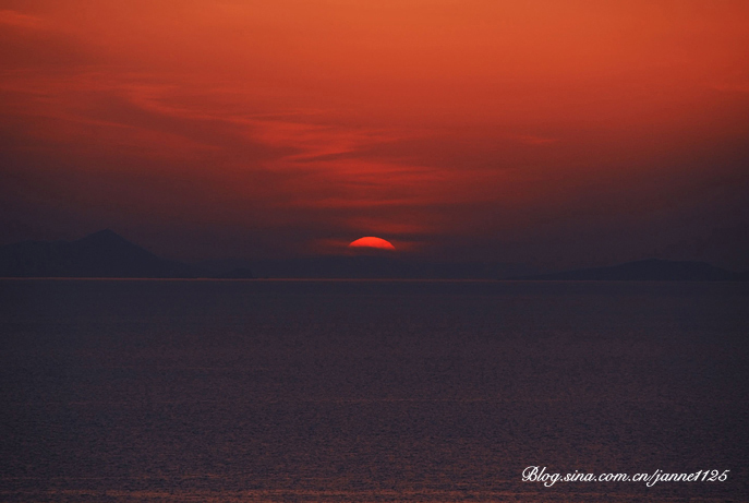 Photo shows a sunset view of Greece. [Sina.cn]