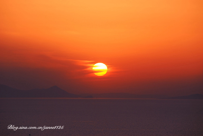 Photo shows a sunset view of Greece. [Sina.cn]