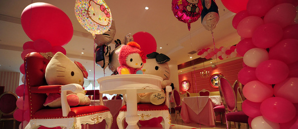 China's first Hello Kitty theme restaurant was launched in the capital. Expectedly, it's all pink and sweet inside the restaurant, authorized by the Japanese parent company Sanrio. The tablecloth is pink, as are the chairs, ceiling and floor, even the lamp light shines soft and rosy. Waiters are in white shirts with a red bow and blue rompers, while waitresses wear pink dresses.