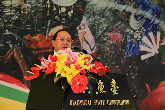 Baoting county magistrate Peng Jiadian speaks at the press conference for the promotion of Baoting tourism in Beijing on April 29, 2012. [Photo/chinadaily.com.cn]