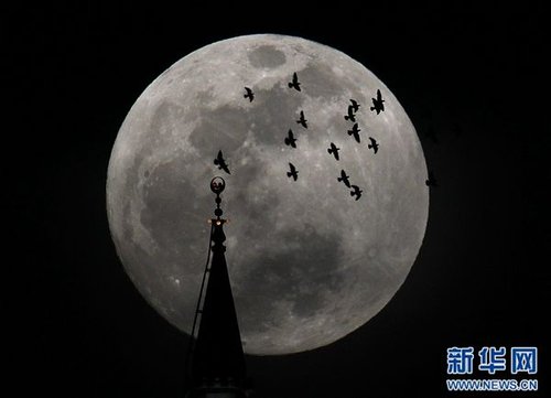 “超级月亮”现身苍穹 专家称不会带来地震和火山喷发