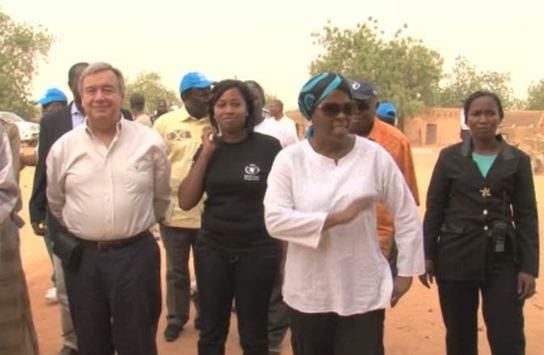 High Commissioner for Refugees António Guterres (left) and WFP Executive Director Ertharin Cousin (second right) in Niger. [UN Multimedia]
