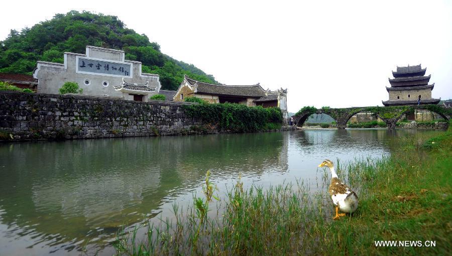 Shanggantang Village, with a history of more than 1,000 years, locates at 25 kilometers southwest of Jiangyong and has more than 400 families. Most of the villagers are surnamed Zhou. 