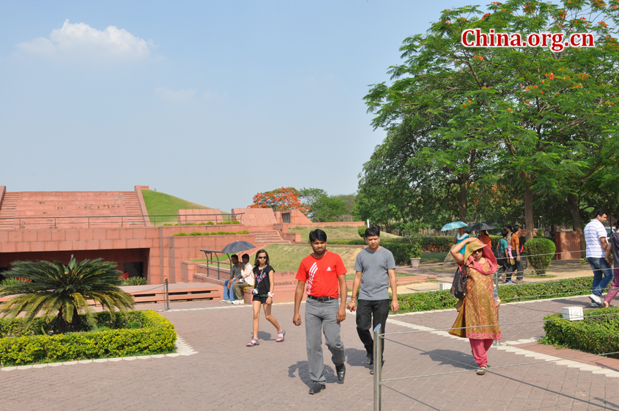 Photo taken on April 25 shows the scenery in Lotus Temple, New Delhi, India. The temple was completed in 1986 and serves as the Mother Temple of the Indian subcontinent. [China.org.cn/by Chen Chao and Huang Shan]