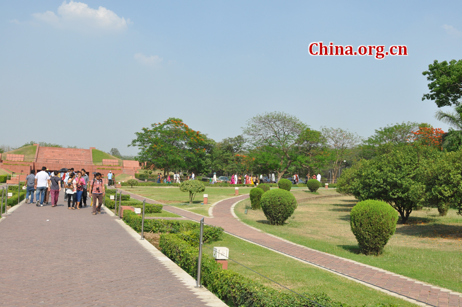 Photo taken on April 25 shows the scenery in Lotus Temple, New Delhi, India. The temple was completed in 1986 and serves as the Mother Temple of the Indian subcontinent. [China.org.cn/by Chen Chao and Huang Shan]