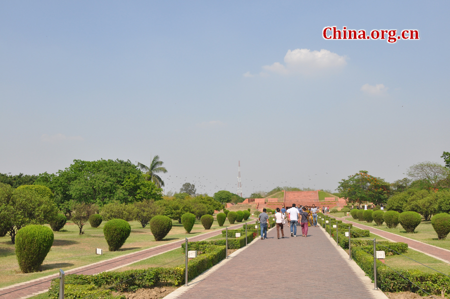 Photo taken on April 25 shows the scenery in Lotus Temple, New Delhi, India. The temple was completed in 1986 and serves as the Mother Temple of the Indian subcontinent. [China.org.cn/by Chen Chao and Huang Shan]