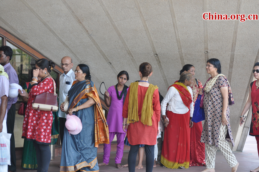 Photo taken on April 25 shows the scenery in Lotus Temple, New Delhi, India. The temple was completed in 1986 and serves as the Mother Temple of the Indian subcontinent. [China.org.cn/by Chen Chao and Huang Shan]