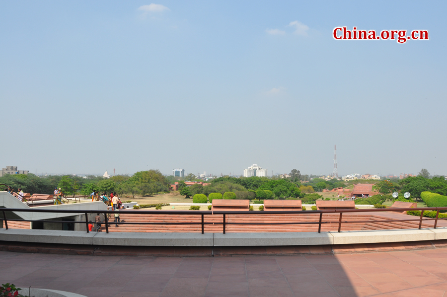 Photo taken on April 25 shows the scenery in Lotus Temple, New Delhi, India. The temple was completed in 1986 and serves as the Mother Temple of the Indian subcontinent. [China.org.cn/by Chen Chao and Huang Shan]