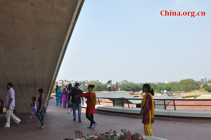 Photo taken on April 25 shows the scenery in Lotus Temple, New Delhi, India. The temple was completed in 1986 and serves as the Mother Temple of the Indian subcontinent. [China.org.cn/by Chen Chao and Huang Shan]