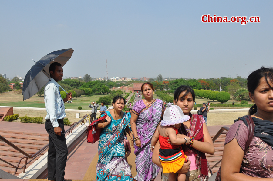 Photo taken on April 25 shows the scenery in Lotus Temple, New Delhi, India. The temple was completed in 1986 and serves as the Mother Temple of the Indian subcontinent. [China.org.cn/by Chen Chao and Huang Shan]