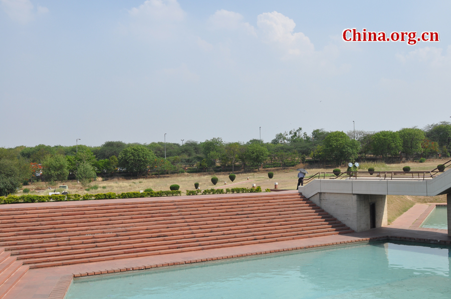 Photo taken on April 25 shows the scenery in Lotus Temple, New Delhi, India. The temple was completed in 1986 and serves as the Mother Temple of the Indian subcontinent. [China.org.cn/by Chen Chao and Huang Shan]