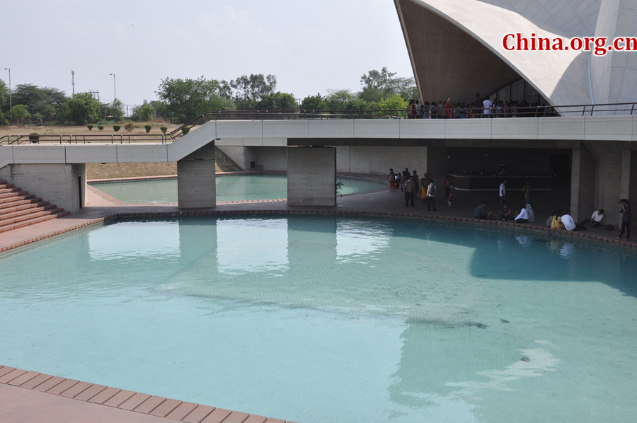 Photo taken on April 25 shows the scenery in Lotus Temple, New Delhi, India. The temple was completed in 1986 and serves as the Mother Temple of the Indian subcontinent. [China.org.cn/by Chen Chao and Huang Shan]