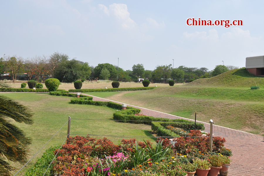 Photo taken on April 25 shows the scenery in Lotus Temple, New Delhi, India. The temple was completed in 1986 and serves as the Mother Temple of the Indian subcontinent. [China.org.cn/by Chen Chao and Huang Shan]