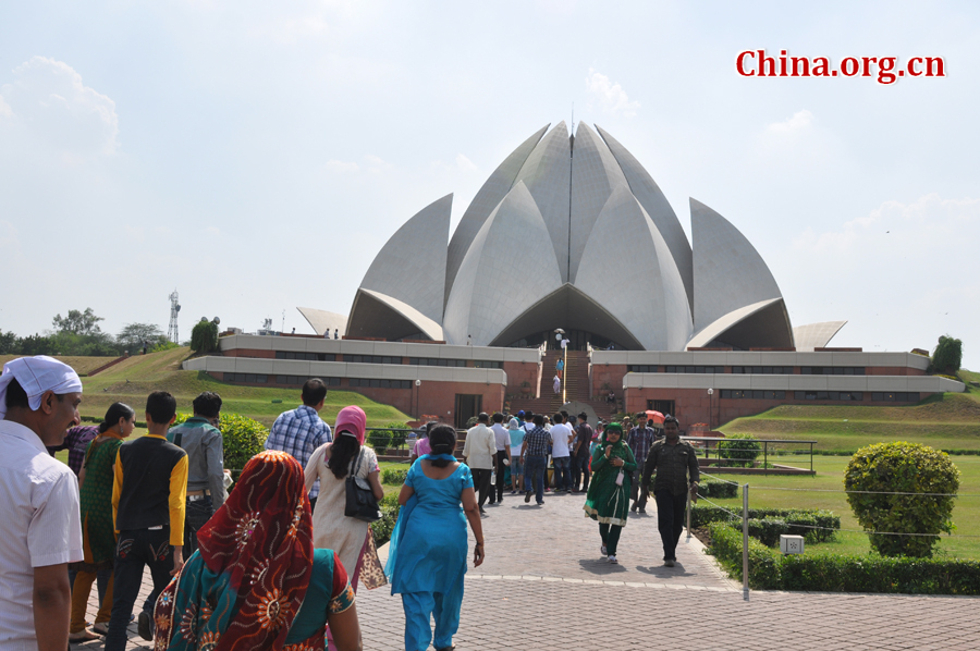 Photo taken on April 25 shows the scenery in Lotus Temple, New Delhi, India. The temple was completed in 1986 and serves as the Mother Temple of the Indian subcontinent. [China.org.cn/by Chen Chao and Huang Shan]