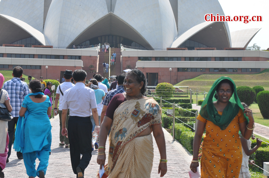 Photo taken on April 25 shows the scenery in Lotus Temple, New Delhi, India. The temple was completed in 1986 and serves as the Mother Temple of the Indian subcontinent. [China.org.cn/by Chen Chao and Huang Shan]