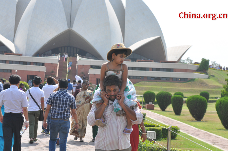 Photo taken on April 25 shows the scenery in Lotus Temple, New Delhi, India. The temple was completed in 1986 and serves as the Mother Temple of the Indian subcontinent. [China.org.cn/by Chen Chao and Huang Shan]