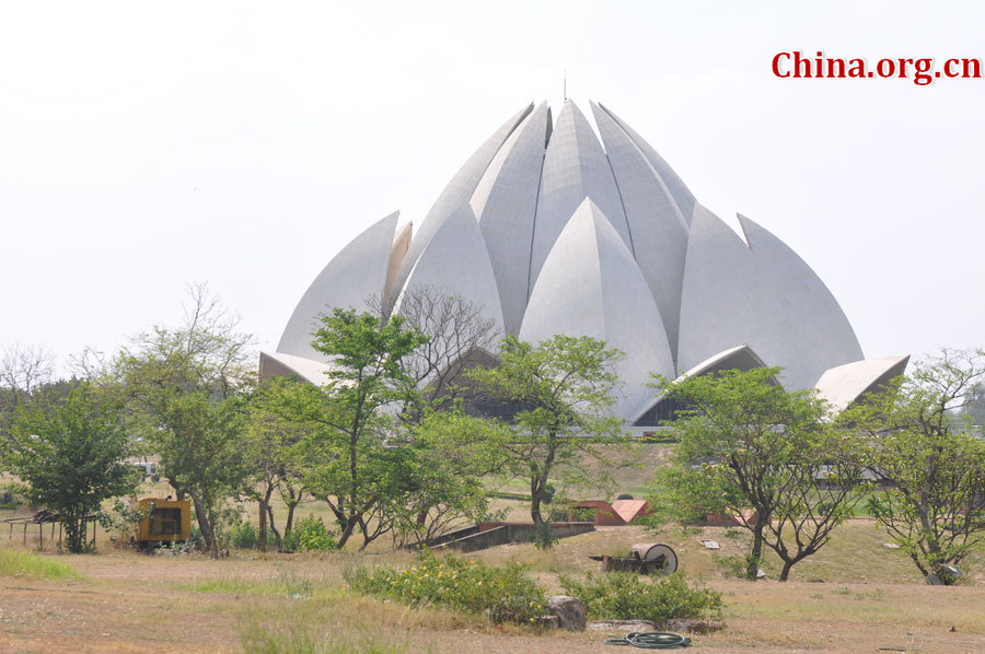 Photo taken on April 25 shows the scenery in Lotus Temple, New Delhi, India. The temple was completed in 1986 and serves as the Mother Temple of the Indian subcontinent. [China.org.cn/by Chen Chao and Huang Shan]