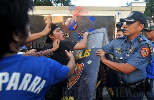 Students clash with police outside the U.S. Embassy in Manila on April 16, protesting a joint Philippine-U.S. military drill in the Philippines [XINHUA/AFP]