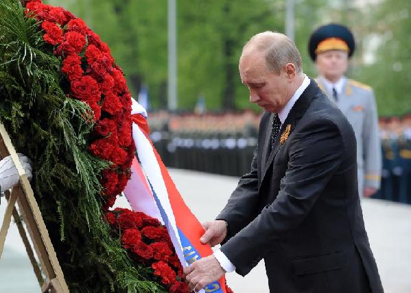 Russian President Vladimir Putin lays wreath at the Tomb of the Unknown Soldiers in Moscow, Russia, May 8, 2012. Putin, the 59-year-old political veteran, was sworn in as Russian president on May 7, unfolding his third term in the Kremlin following two consecutive terms from 2000 to 2008. [Li Yong/Xinhua]