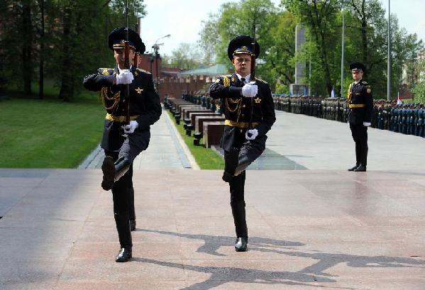 Russian soldiers attend a ceremony of guards relieving at the Tomb of the Unknown Soldiers in Moscow, Russia, May 8, 2012. The guard here is usually changed every hour. [Li Yong/Xinhua]