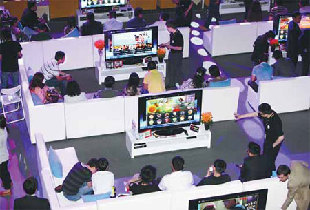People try out Lenovo Group Ltd's ideaTV K91 smart TVs at a product launch event on Tuesday. Last year, 6 million 3D-TV sets were sold in the Chinese market. The number is predicted to grow to 20 million this year, according to experts. [China Daily]