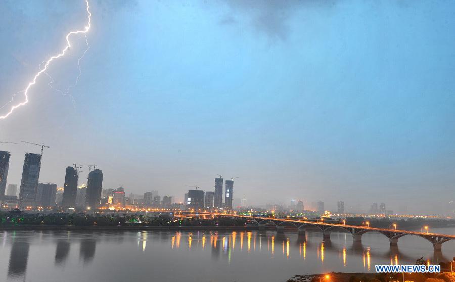 Photo taken on May 8, 2012 shows the lightning in Changsha, capital of central China's Hunan Province. A rain storm hit Changsha on Tuesday. [Xinhua]