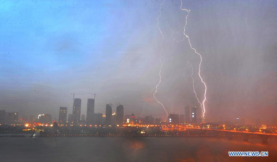 Photo taken on May 8, 2012 shows the lightning in Changsha, capital of central China's Hunan Province. A rain storm hit Changsha on Tuesday. [Xinhua]