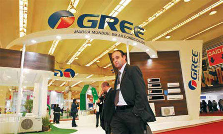 Two visitors walk past the Gree Electric Appliance Inc booth at an air-conditioning equipment show in Sao Paulo, Brazil. China's trade with Latin America grew 32 percent to $220 billion in the first 11 months of last year. [File photo]
