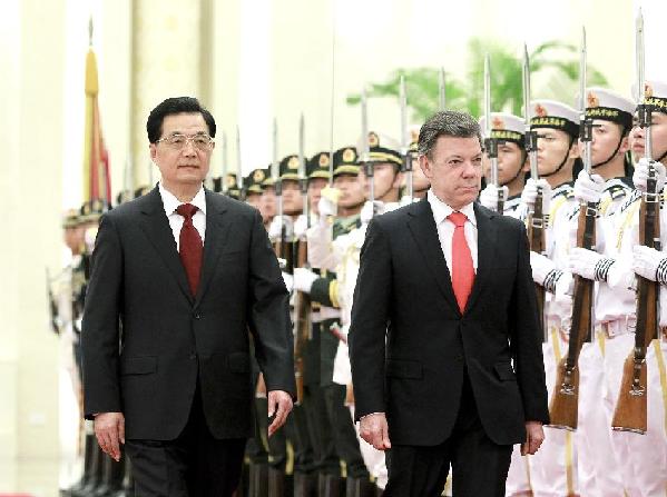 Chinese President Hu Jintao (L) holds a welcoming ceremony for Colombian President Juan Manuel Santos Calderon at the Great Hall of the People in Beijing, capital of China, May 9, 2012. [Ding Lin/Xinhua] 