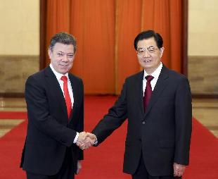 Chinese President Hu Jintao (R) shakes hands with Colombian President Juan Manuel Santos during a ceremony welcoming Santos' visit to China at the Great Hall of the People in Beijing, capital of China, May 9, 2012. [Ding Lin/Xinhua] 