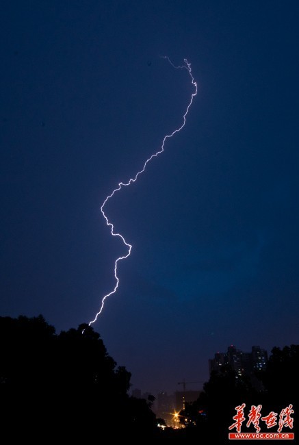 Thunderstorms and heavy rainfall hit China's Hunan province in the evening of Tuesday, May 8, 2012.