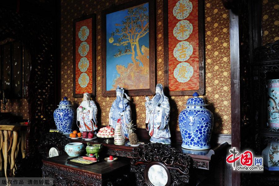 Situated in the south street of Drum Tower of Tianjin City, 'Princess' Mansion' is a typical quadrangle construction in the late Qing Dynasty style. Since it was the former residence of Princess Deling, during the reign of Emperor Guangxu, the name 'Princess' Mansion' came into being. 