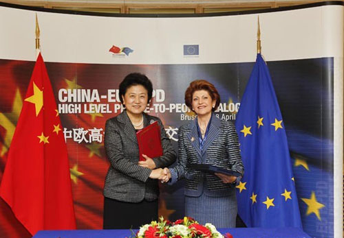 Liu Yandong, China's State Councilor, and Androulla Vassiliou, EU commissioner for education, culture, multilingualism and youth, sign a joint declaration in which China and the EU are committed to furthering exchanges between their peoples to deepen mutual understanding, in Brussels, capital of Belgium, April 18, 2012. [Xinhua] 