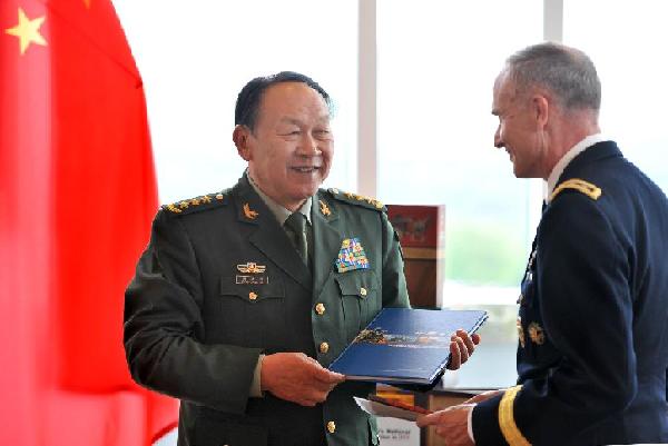 Visiting Chinese Defense Minister Liang Guanglie (L) presents books to Superintendent Lt. Gen. David Huntoon during a ceremony at the U.S. Military Academy in West Point, New York, the United States, on Thursday, May 10, 2012. [Wang Lei/Xinhua]