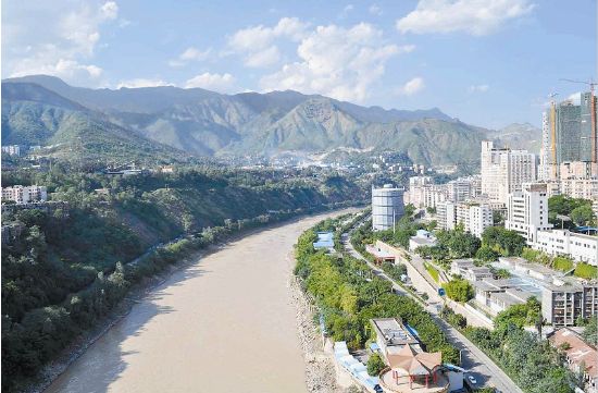 The Jinsha River, the main water source for drinking and productive use in Panzhihua, Sichuan Province, has low water quality to provide urban drinking water. [File photo]