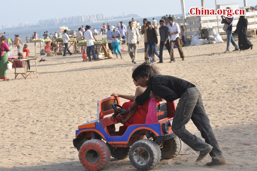 Photo taken on April 29 shows the beaches in Mumbai, India. Mumbai, the capital city of Maharashtra, boasts of some most famous beaches in India. 