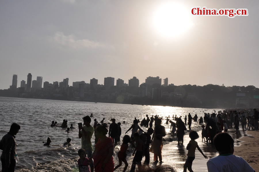 Photo taken on April 29 shows the beaches in Mumbai, India. Mumbai, the capital city of Maharashtra, boasts of some most famous beaches in India. 