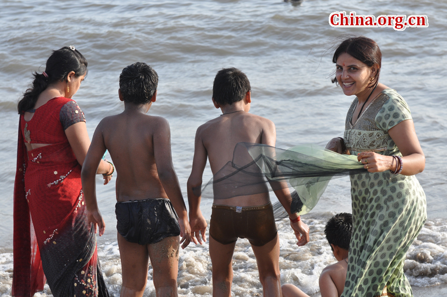 Photo taken on April 29 shows the beaches in Mumbai, India. Mumbai, the capital city of Maharashtra, boasts of some most famous beaches in India. 