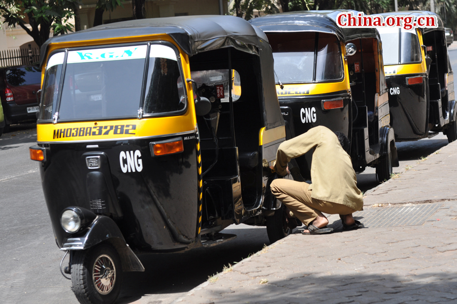 Photo taken on April 29 shows the street view of Mumbai, India. Mumbai is the capital of the Indian state of Maharashtra. It is the most populous city in India, and the fourth most populous city in the world. [China.org.cn/by Chen Chao and Huang Shan]