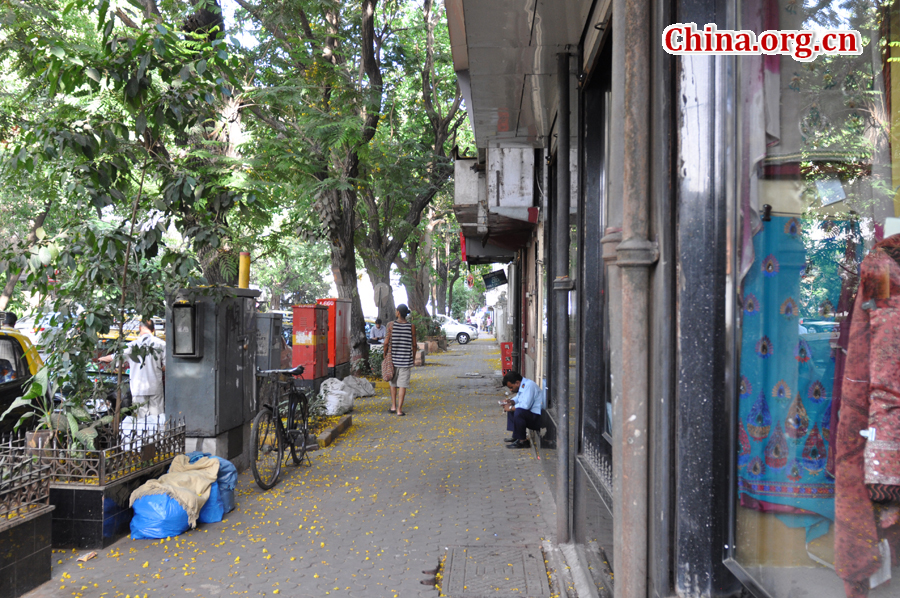 Photo taken on April 29 shows the street view of Mumbai, India. Mumbai is the capital of the Indian state of Maharashtra. It is the most populous city in India, and the fourth most populous city in the world. [China.org.cn/by Chen Chao and Huang Shan]